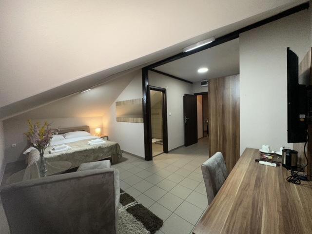 Jp Motel Mali Pariz Bor Zewnętrze zdjęcie
